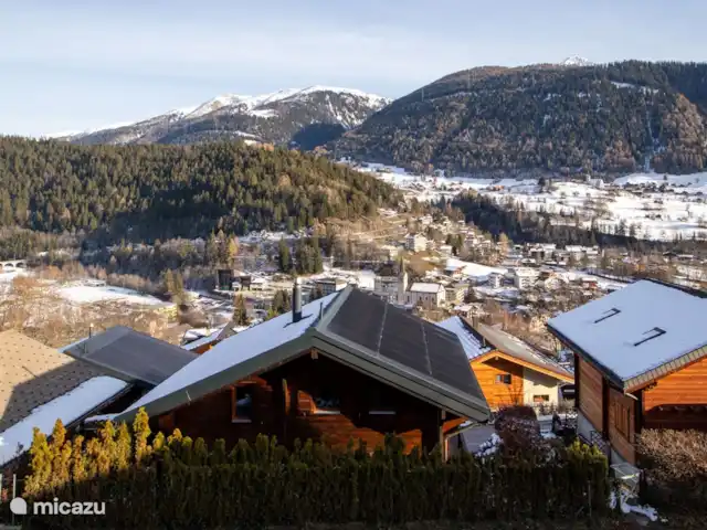 Stachelbeere OG | Suisse, Valais, Fiesch - appartement Le chalet groseille est divisé en 2 appartements et est situé au calme dans le quartier d'Obere Matte car il n'y a pas de circulation de transit, avec une belle vue sur le village de Fiesch et le village musical d'Ernen, ainsi que sur les Alpes valaisannes. La maison de vacances est facilement accessible en voiture.