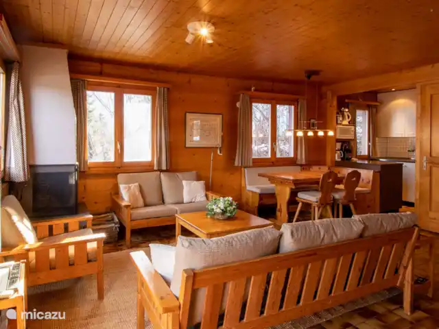 Stachelbeere OG | Suisse, Valais, Fiesch - appartement L'appartement de 4.5 pièces peut accueillir 6 personnes. Il dispose d'un salon-salle à manger confortable et spacieux avec accès au balcon ensoleillé, d'une cuisine entièrement équipée avec lave-vaisselle.