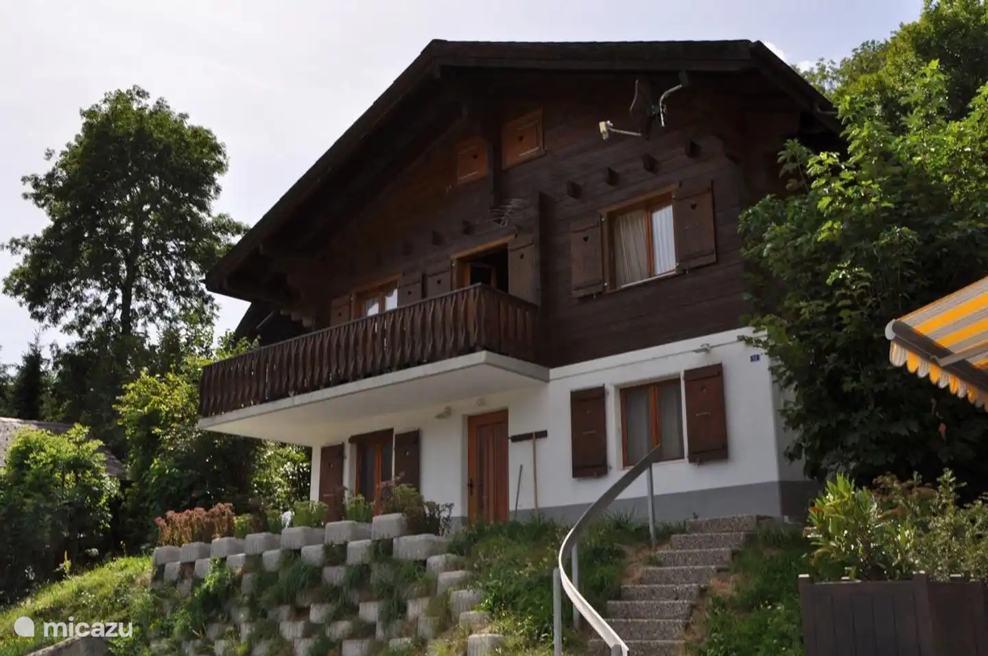 Das Chalet Stachelbeere ist in 2 Wohnungen unterteilt und liegt im Ortsteil Obere Matte ruhig gelegen da kein Durchfahrtsverkehr, mit schöner Aussicht auf das Dorf Fiesch und das Musikdorf Ernen, sowie auf die Walliser Alpen. Das Ferienhaus ist mit dem Auto leicht erreichbar.