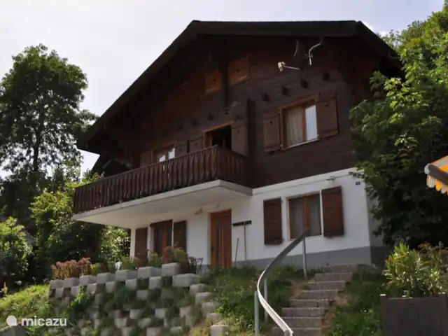 Stachelbeere OG | Suisse, Valais, Fiesch - appartement Le chalet groseille est divisé en 2 appartements et est situé au calme dans le quartier d'Obere Matte car il n'y a pas de circulation de transit, avec une belle vue sur le village de Fiesch et le village musical d'Ernen, ainsi que sur les Alpes valaisannes. La maison de vacances est facilement accessible en voiture.