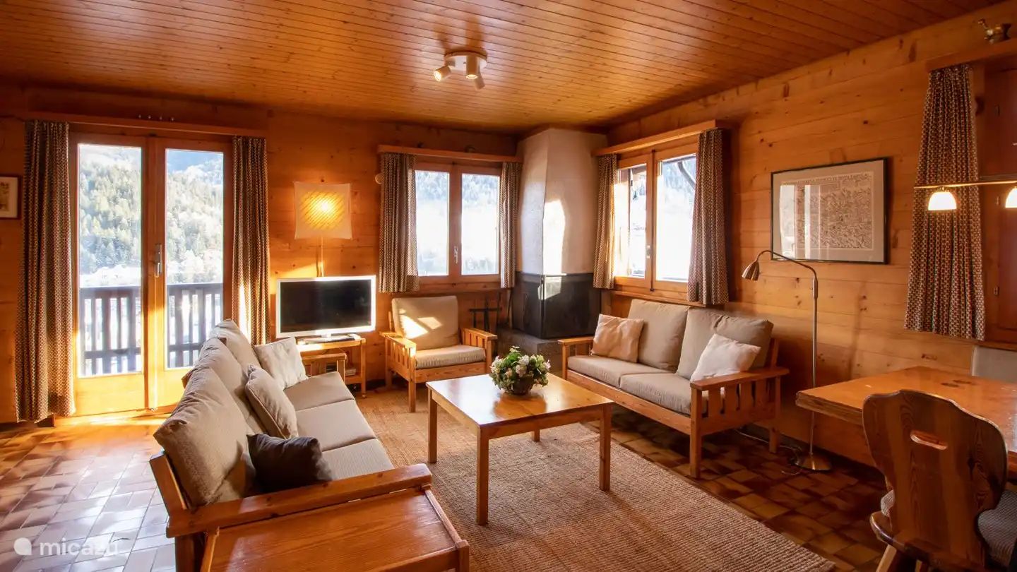 Die 4,5 Zimmer Wohnung bietet Platz für 6 Personen. Sie hat ein gemütliches und geräumiges Wohn-Esszimmer, mit Zugang zum Sonnenbalkon, eine voll ausgestattete Küche mit Geschirrspüler.