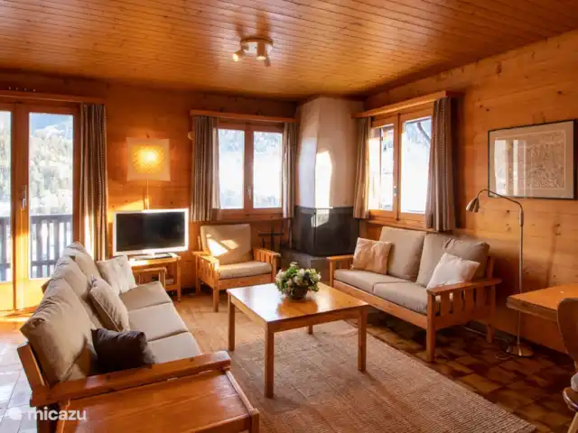 Stachelbeere OG | Suisse, Valais, Fiesch - appartement L'appartement de 4.5 pièces peut accueillir 6 personnes. Il dispose d'un salon-salle à manger confortable et spacieux avec accès au balcon ensoleillé, d'une cuisine entièrement équipée avec lave-vaisselle.