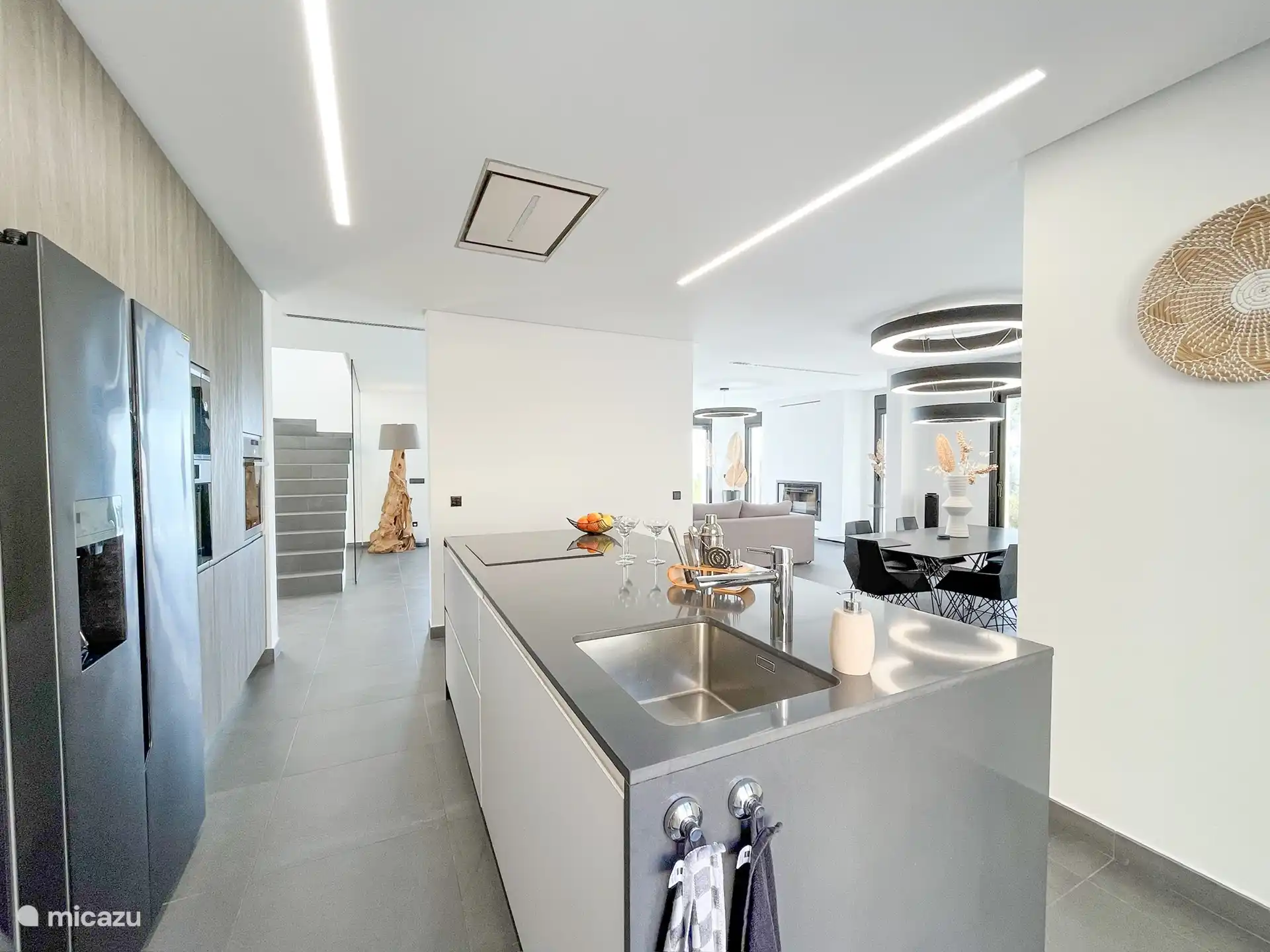 Luxe keuken met kookeiland, Amerikaanse koelkast  en inbouw apparatuur