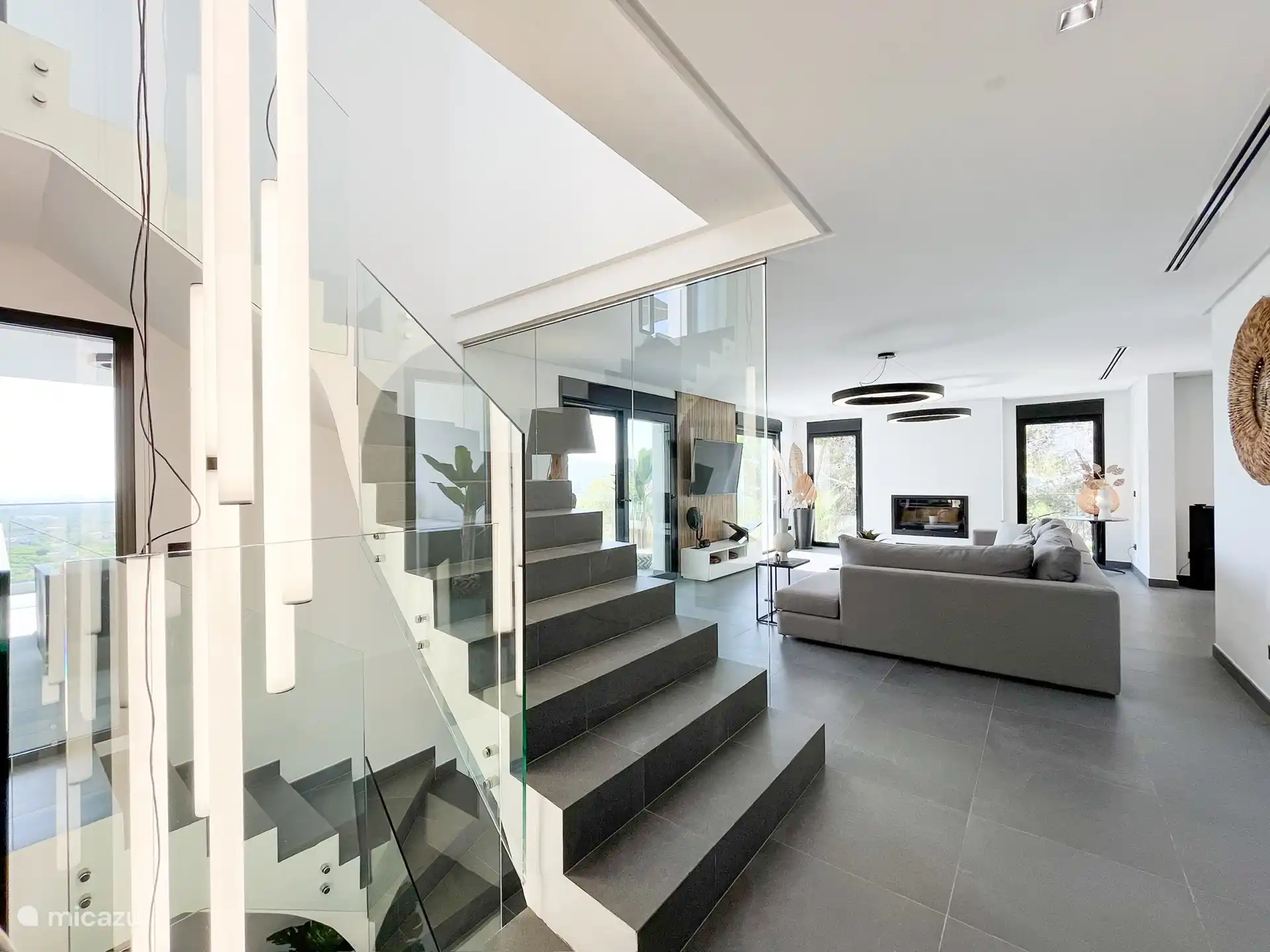 Het centale trappenhuis met glazen wanden voor een ruimtelijk effect