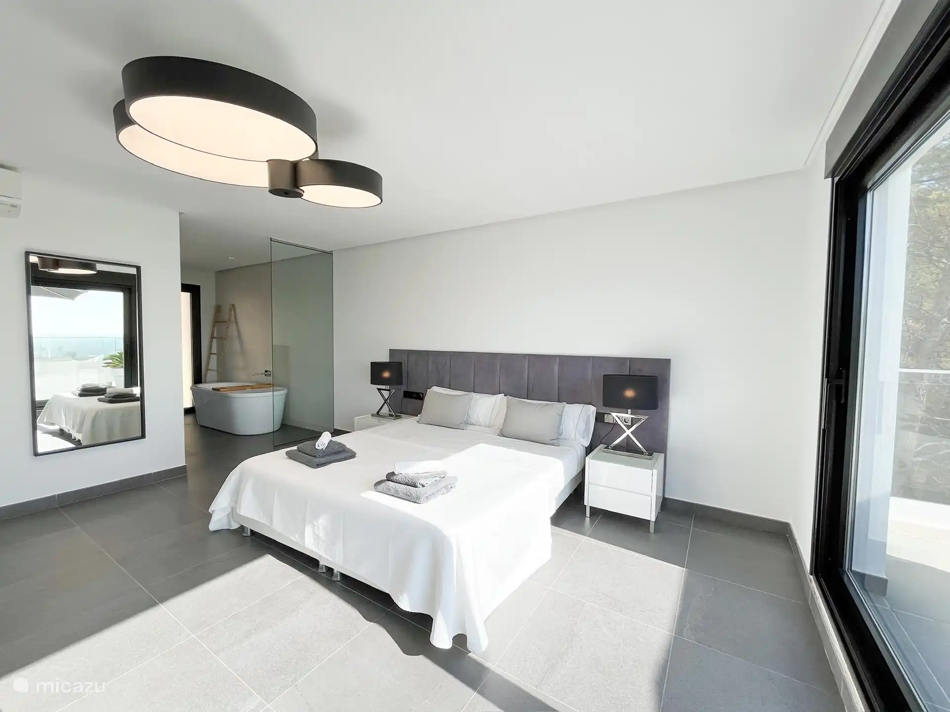 Slaapkamer 1- Master bedroom met badkamer ensuite en toegang tot het dak terras