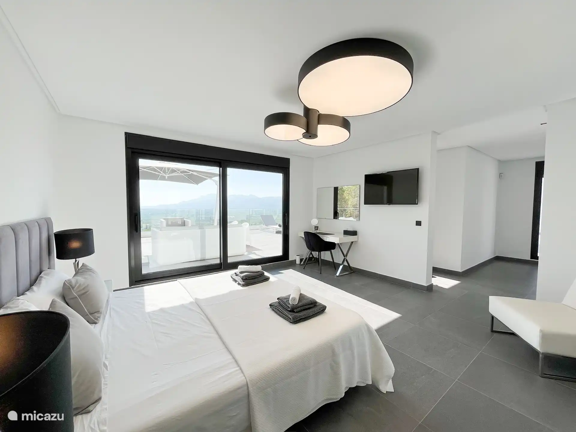 Slaapkamer 1 - Master bedroom met badkamer ensuite en toegang tot het dak terras