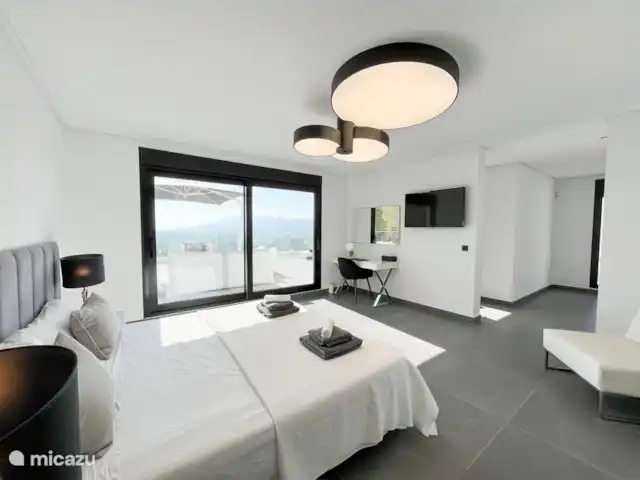 Villa Mostalla | Espagne, Costa Blanca, Pego - villa Chambre 1 - Chambre principale avec salle de bain attenante et accès à la terrasse sur le toit