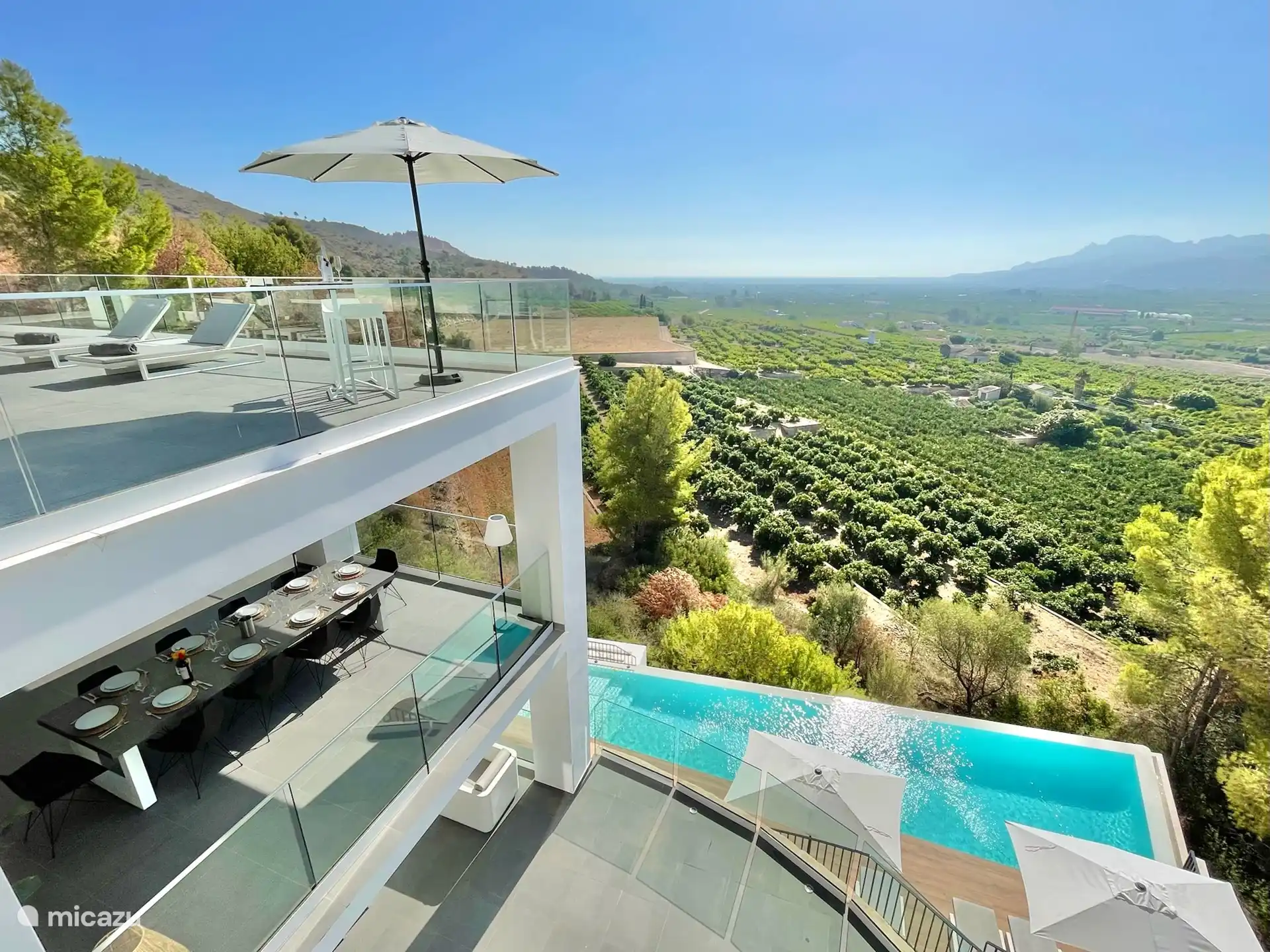 Adembenemend uitzicht over de vallei met in de verte de Middelandse Zee