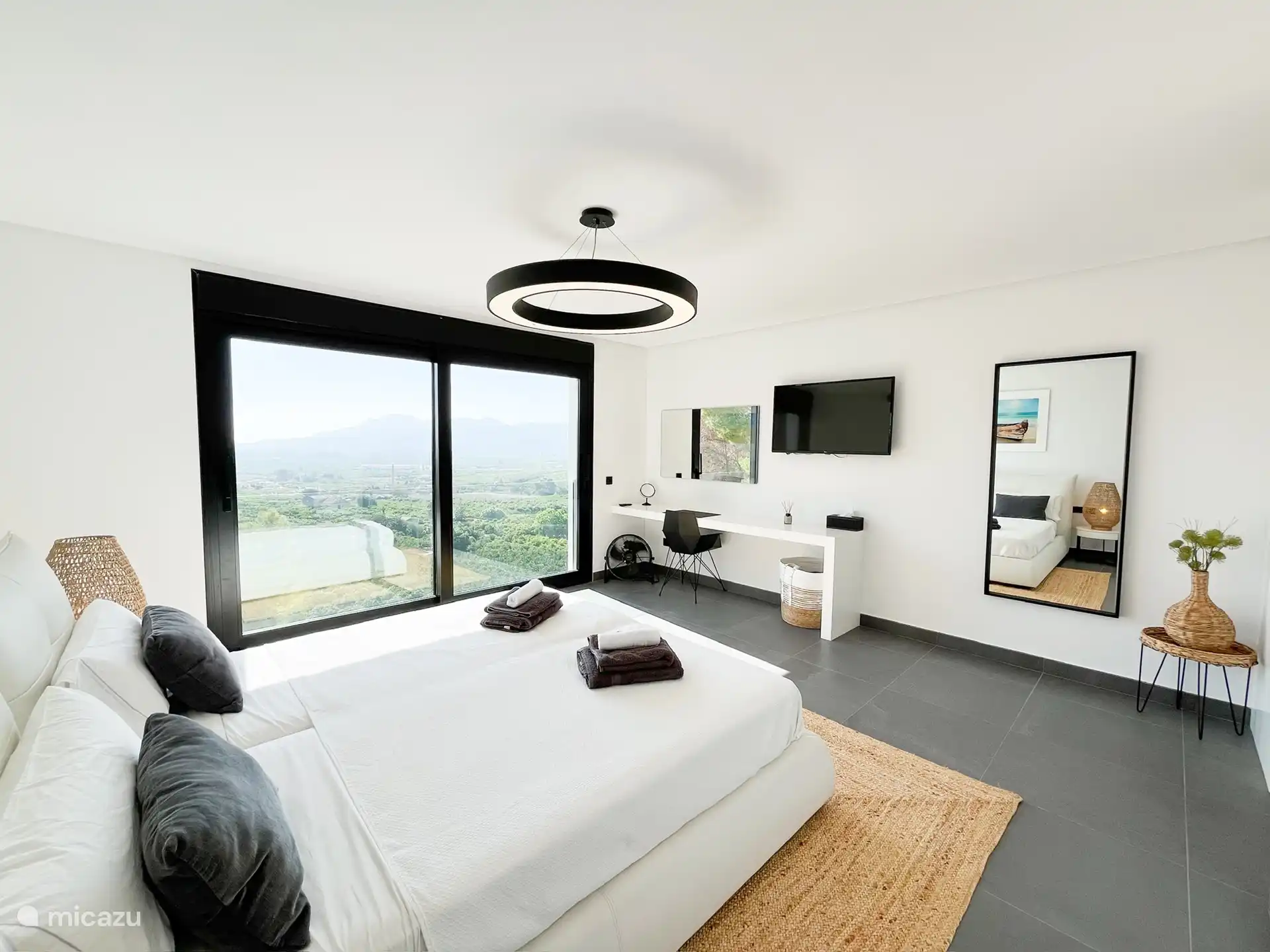 Slaapkamer 2 - Met 2 persoons bed, fantastisch uitzicht  en prive badkamer met toilet