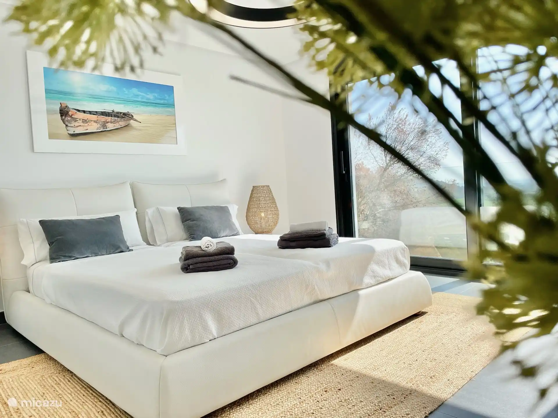 Slaapkamer 2 - Met 2 persoons bed, fantastisch uitzicht  en prive badkamer met toilet