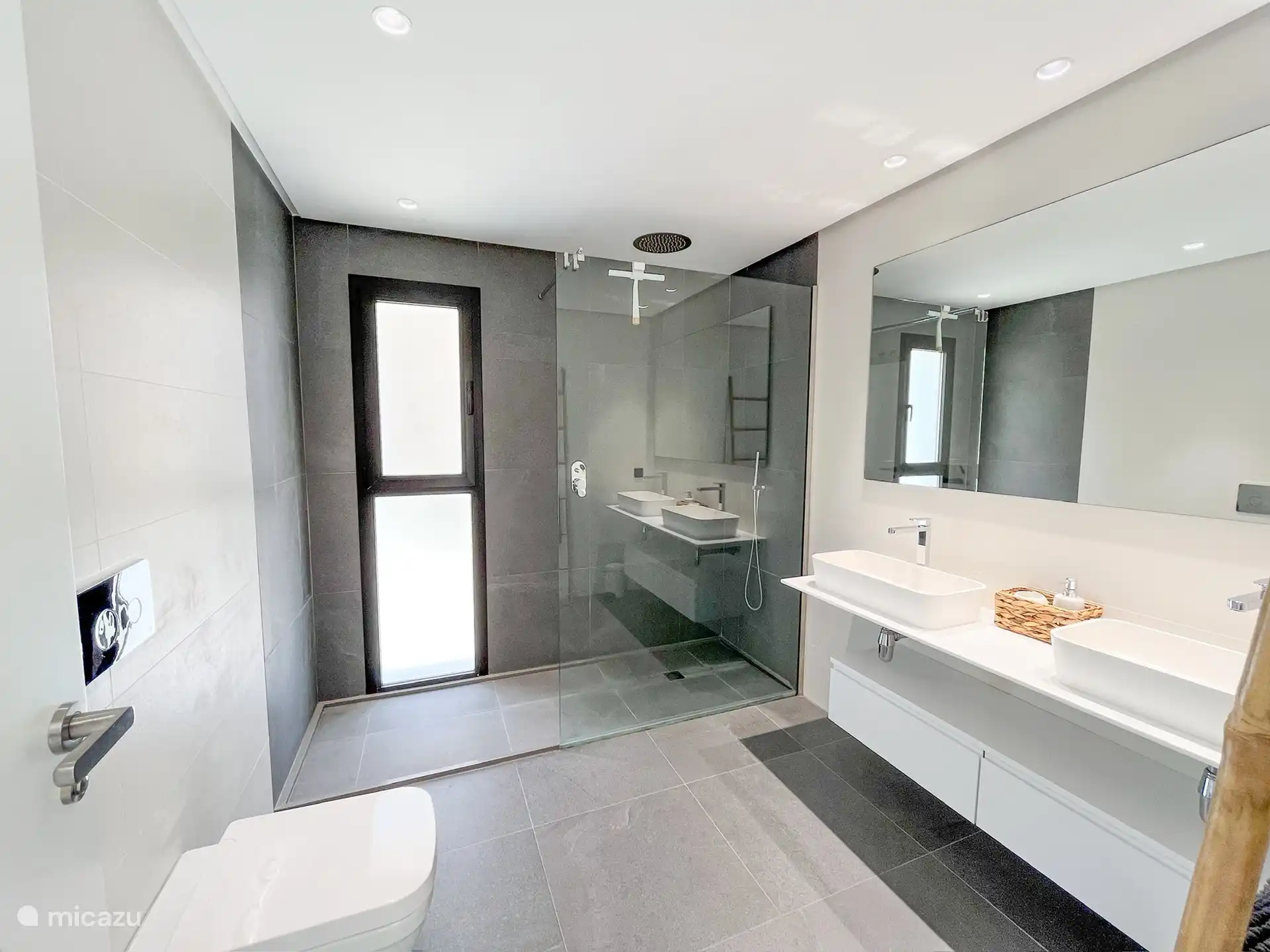 Voorbeeld van de luxe badkamer(s) - Alle slaapkamers hebben een prive badkamer met wastafel(s), douche en toilet.