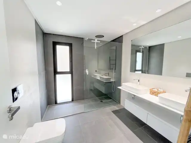 Villa Mostalla | Espagne, Costa Blanca, Pego - villa Exemple de salle de bain de luxe - Toutes les chambres disposent d’une salle de bain privée avec lavabo(s), douche et toilettes.