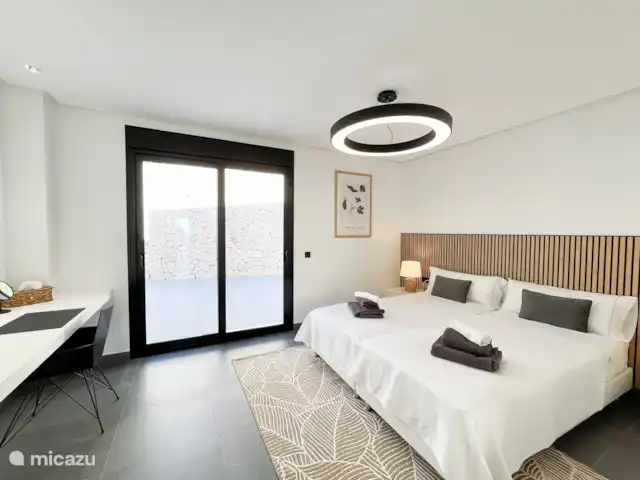 Villa Mostalla | Espagne, Costa Blanca, Pego - villa Chambre 3 - 2x lit 1 personne, peut être séparé l’un de l’autre. Accès à la terrasse à l’avant et équipée d’une salle de bain privative avec toilettes.