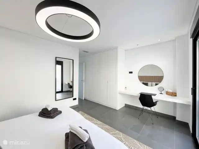 Villa Mostalla | Espagne, Costa Blanca, Pego - villa Chambre 3 - 2x lit 1 personne, peut être séparé l’un de l’autre. Accès à la terrasse à l’avant et équipée d’une salle de bain privative avec toilettes.