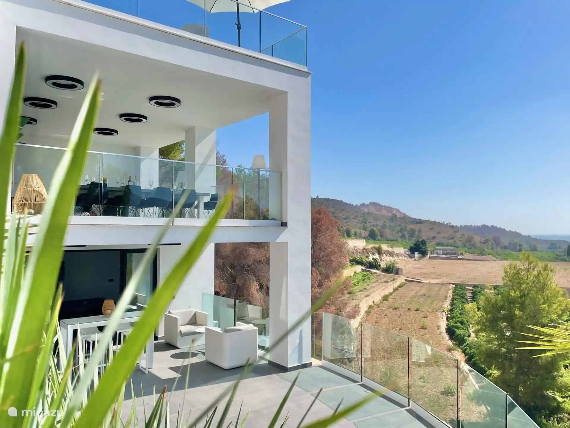 Verschillende terrassen op elke etage voorzien van loungesets, bar tafels ed.