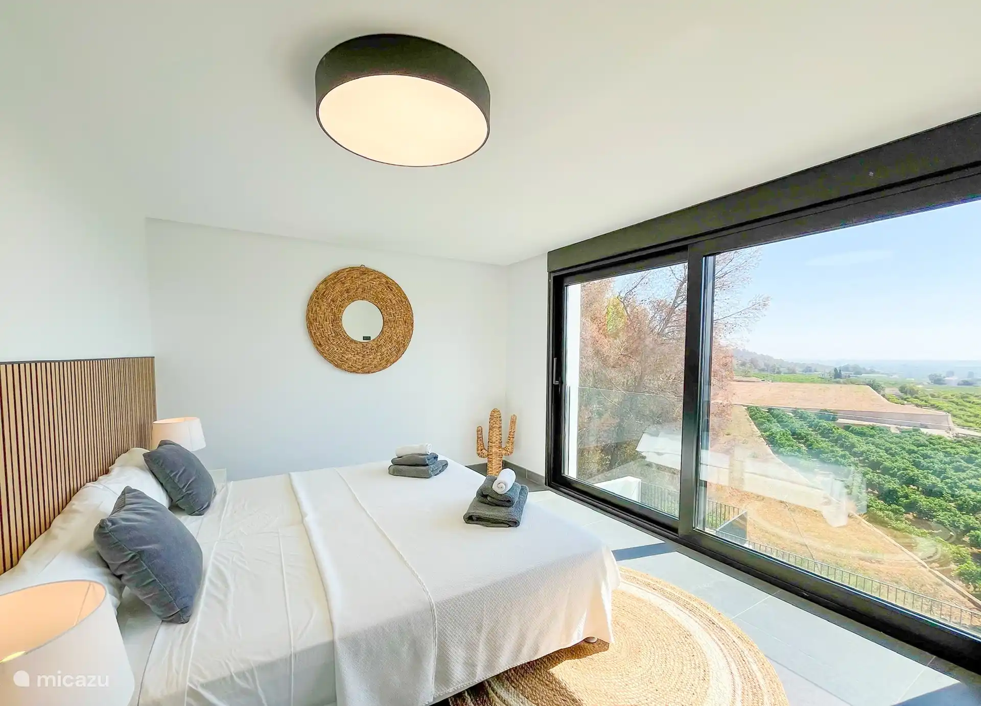 Slaapkamer 4 - 2x 1 persoons bed, eventueel van elkaar te scheiden. Uitzicht op het zwembad en voorzien van ruime kledingkast en prive badkamer met toilet.