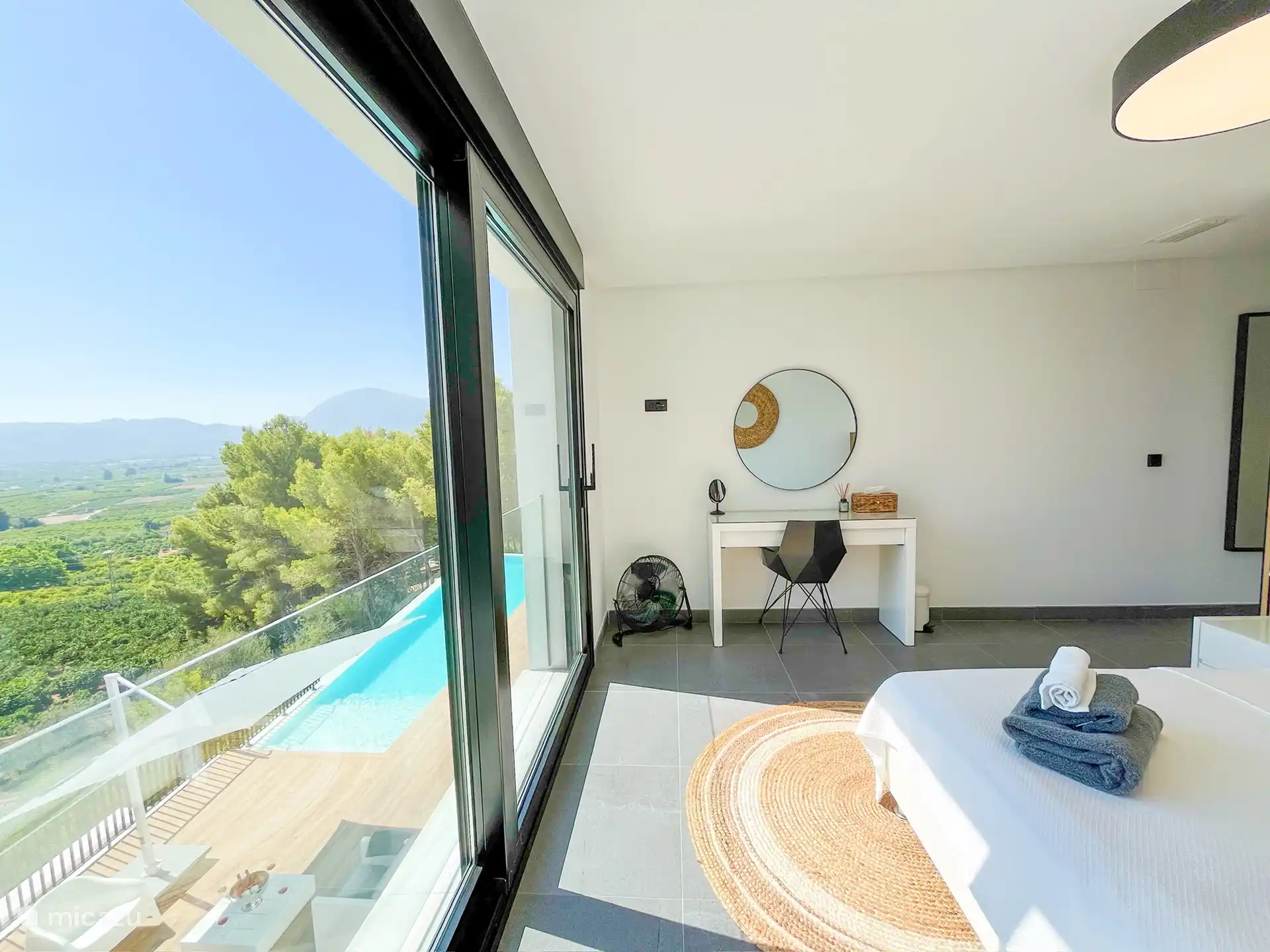 Slaapkamer 4 - 2x 1 persoons bed, eventueel van elkaar te scheiden. Uitzicht op het zwembad en voorzien van ruime kledingkast en prive badkamer met toilet.