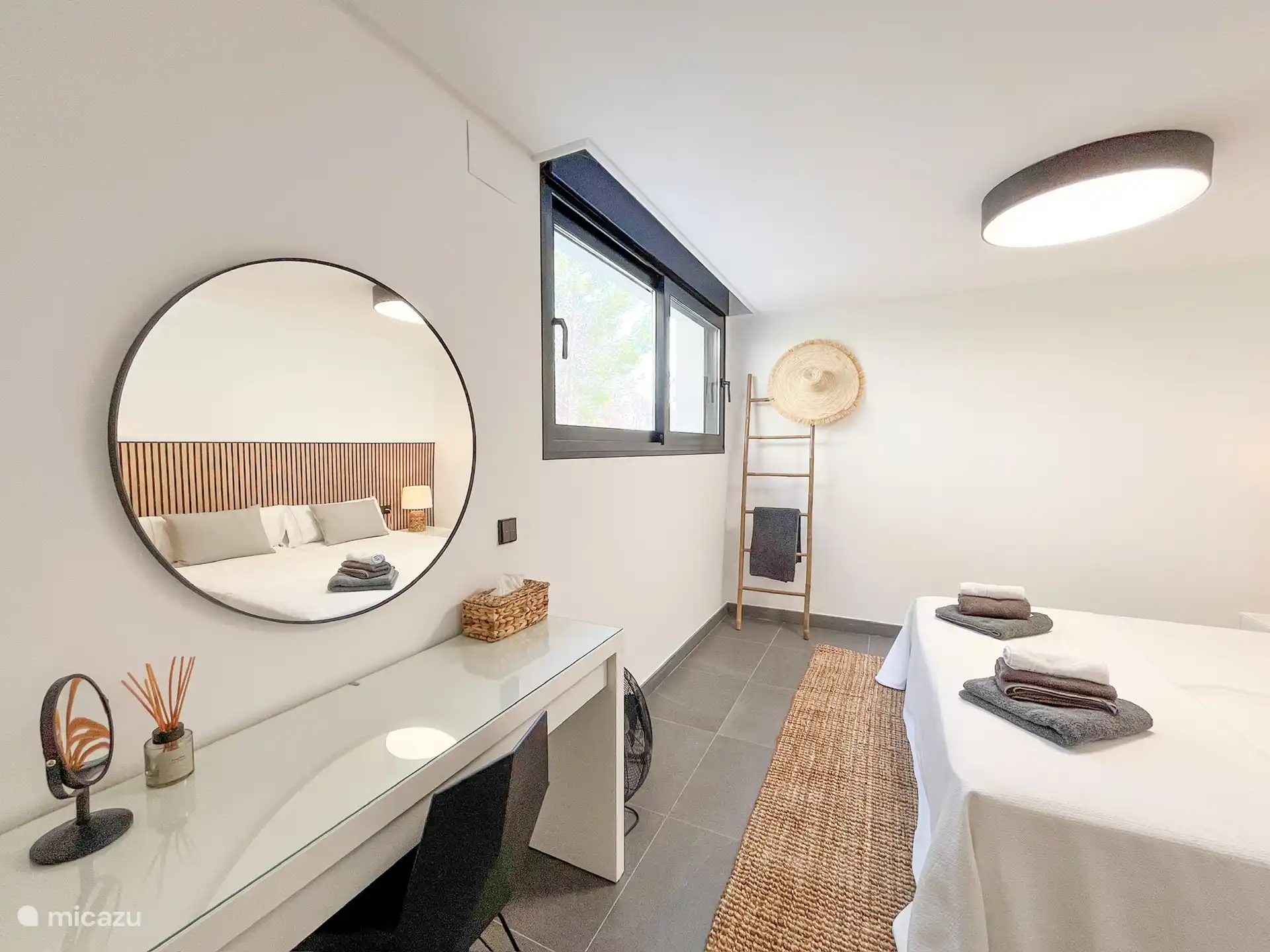 Slaapkamer 5 - 2x 1 persoons bed, eventueel van elkaar te scheiden. Voorzien van ruime kledingkast en prive badkamer met toilet.