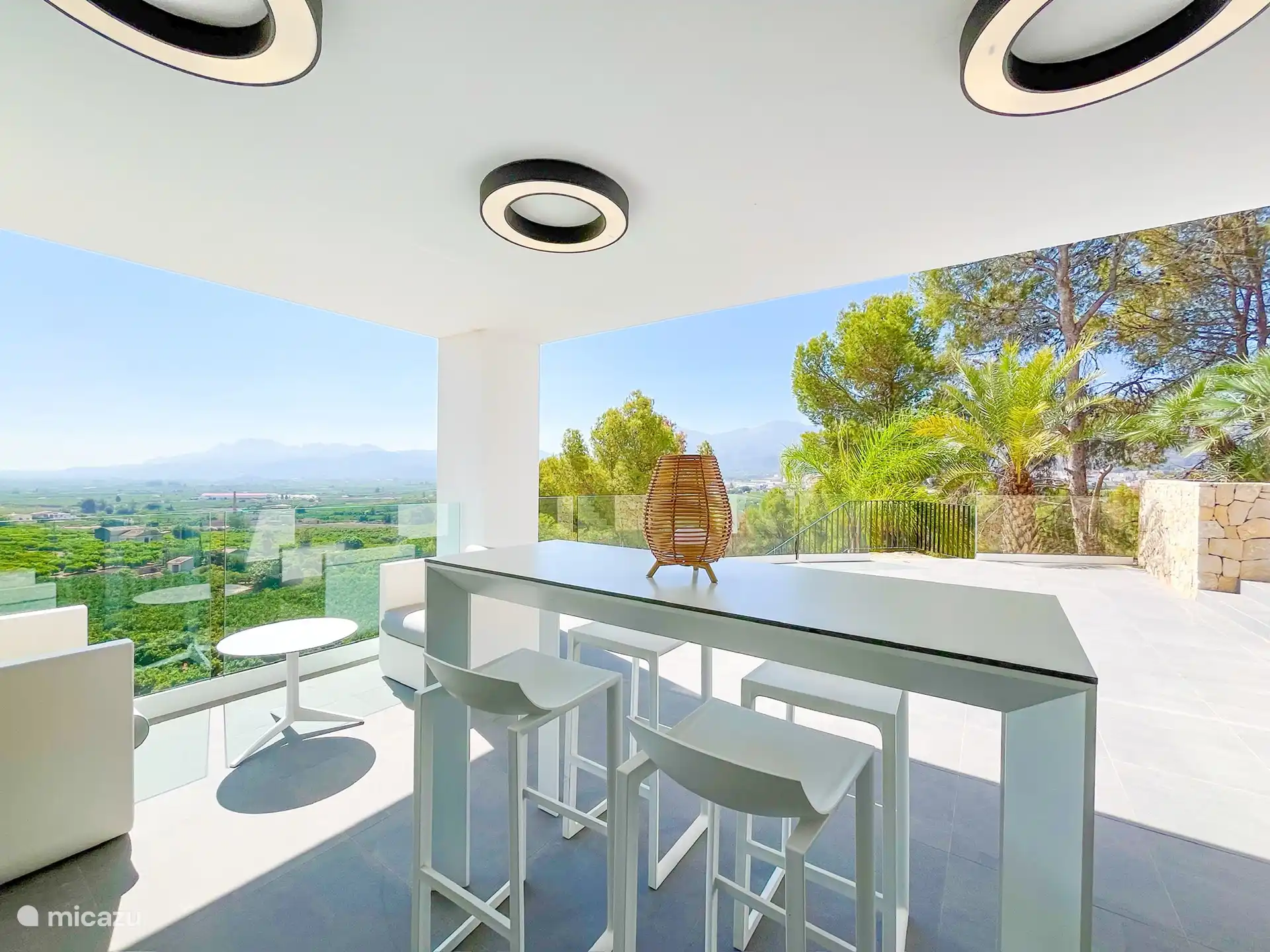 Terras aan poolbillard met bartafel en loungeset