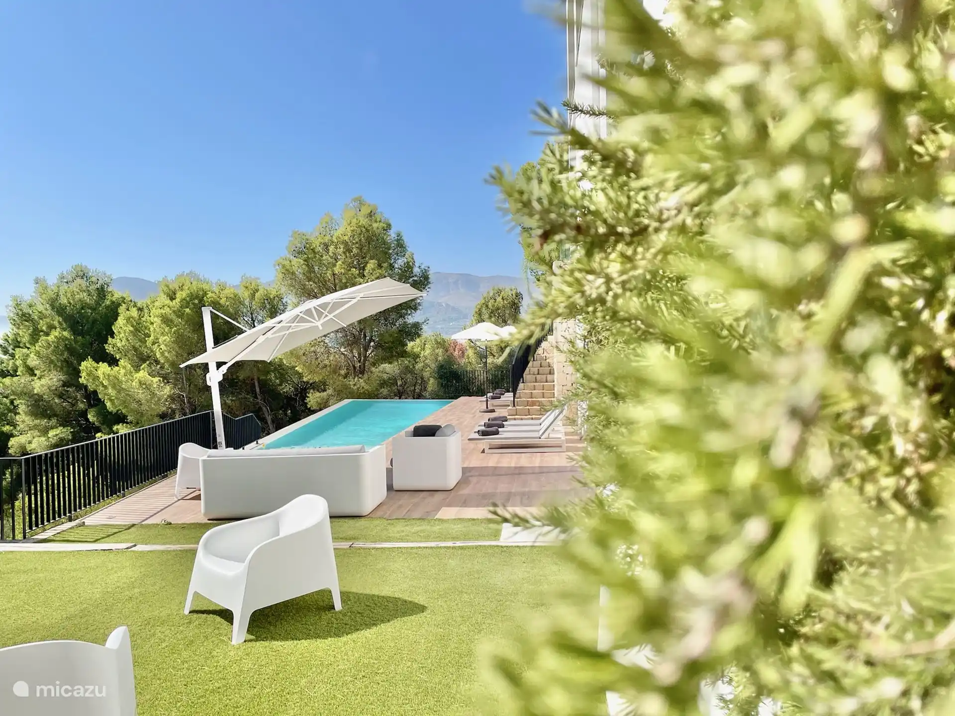 Kunstgrasveld grenzend aan het zwembad