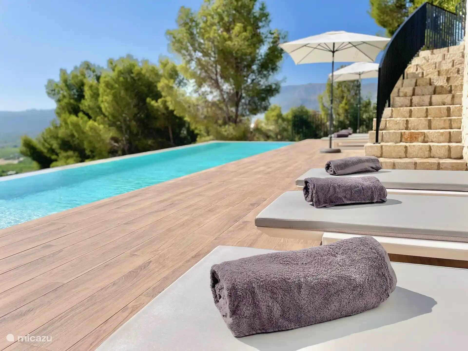 Ligbedden aan infinity pool