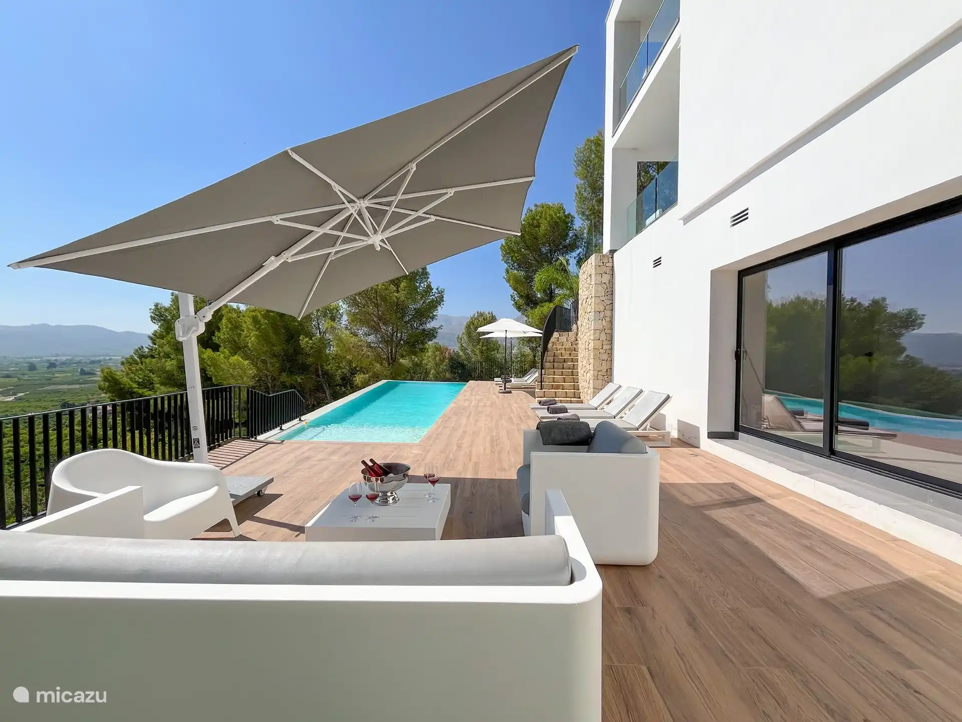 Zwembad terras met zwef parasol voor heerlijk verkoeling tijden de zomerse dagen