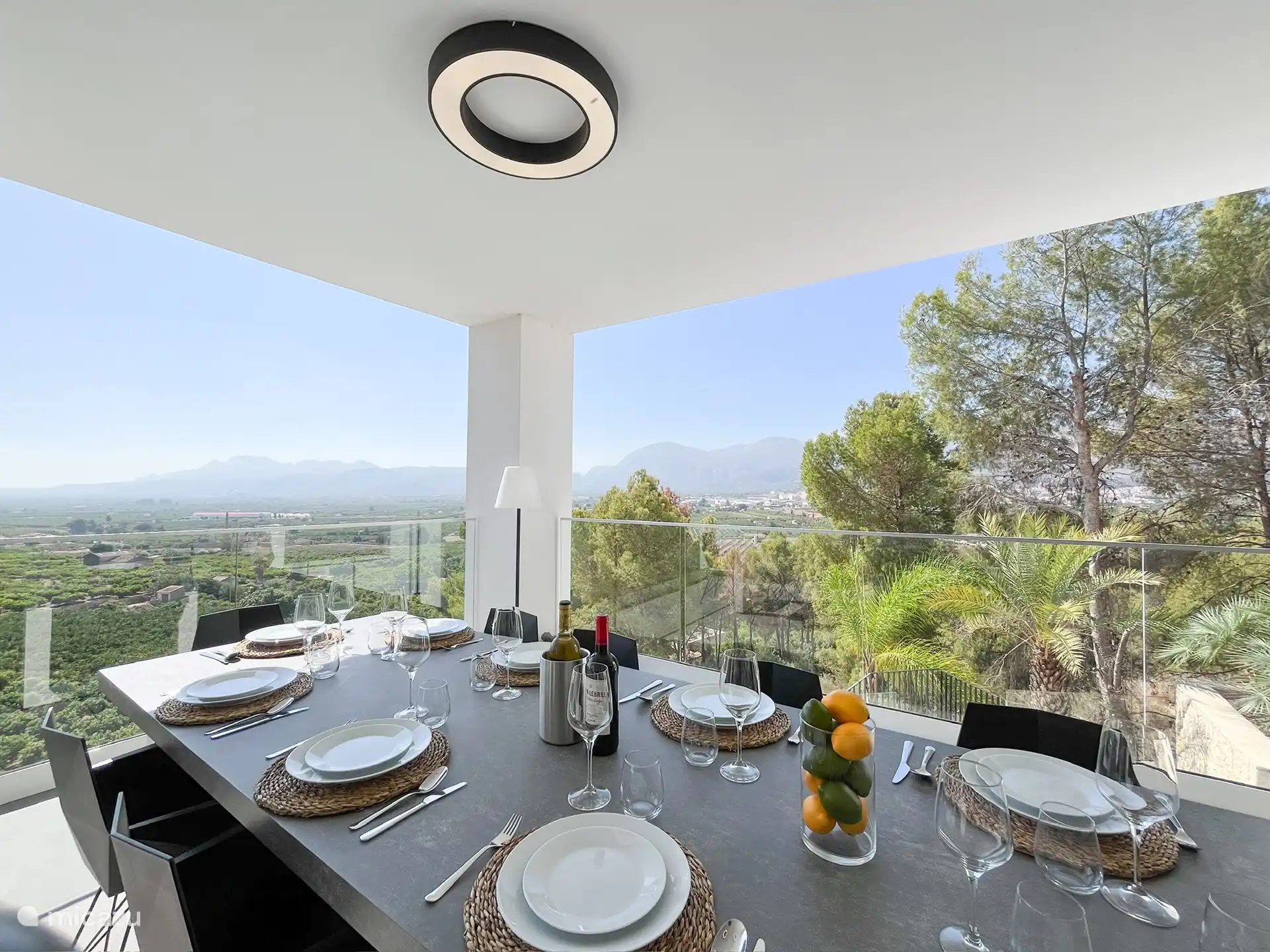Gezellig tafelen of BBQ'en met familie en/of vrienden op het terras met fantastisch vergezicht over het landschap totaan de kust van de Costa Blanca..