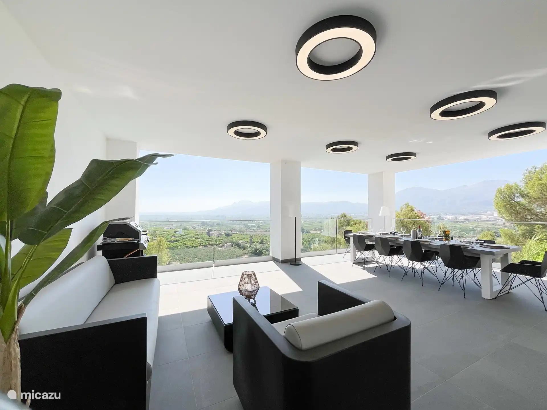 Royaal terras met loungeset en eettafel