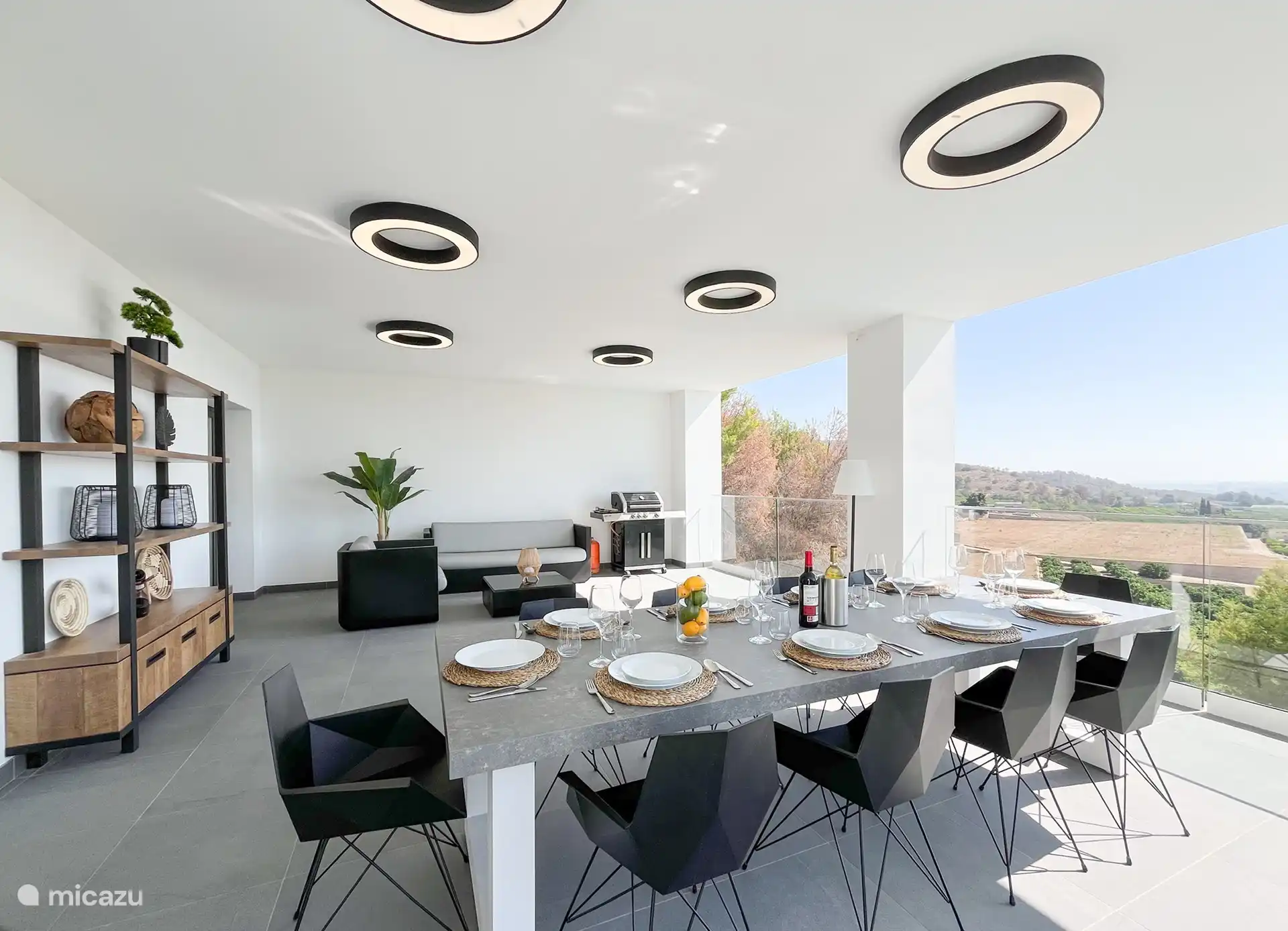 Royaal terras grenzend aan de woonkamer