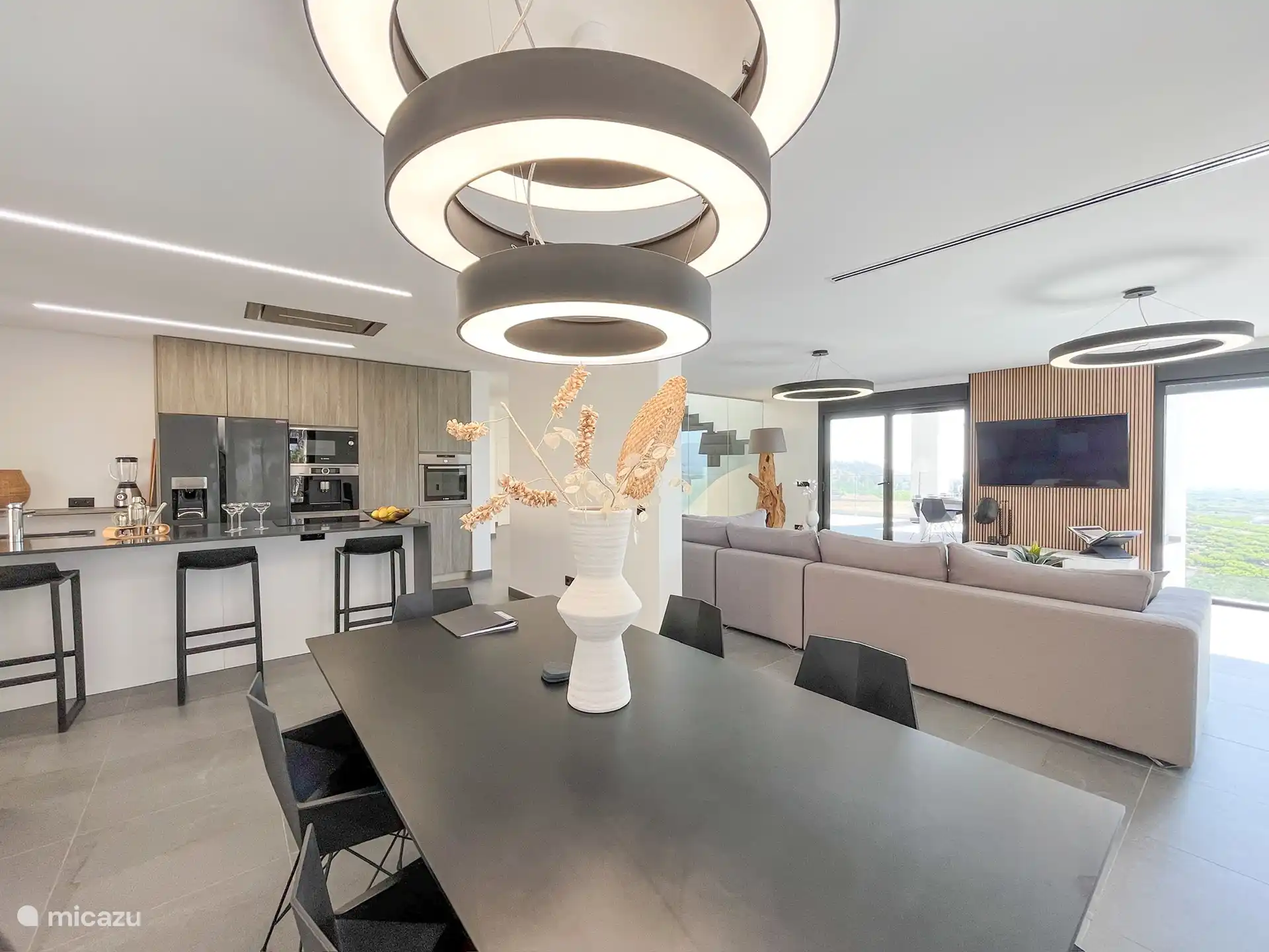 Eetkamer grenzend aan de living en open keuken