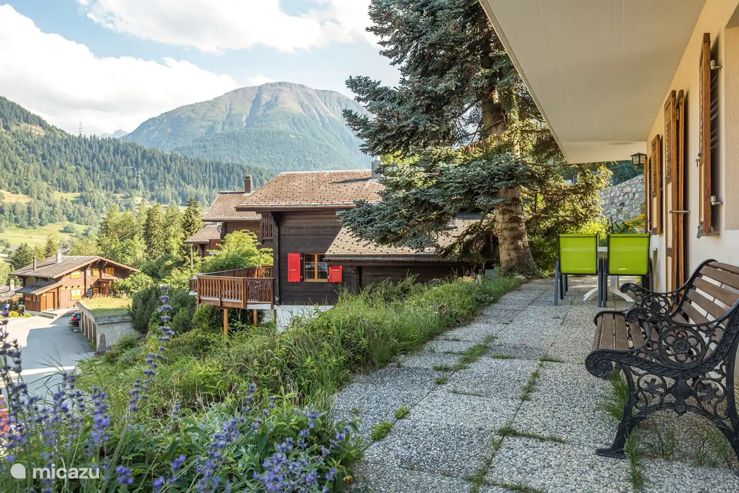 Le chalet est situé dans un endroit ensoleillé, avec vue sur le village de Fiesch, la chaîne sud des montagnes valaisannes et le village historique d'Ernen.