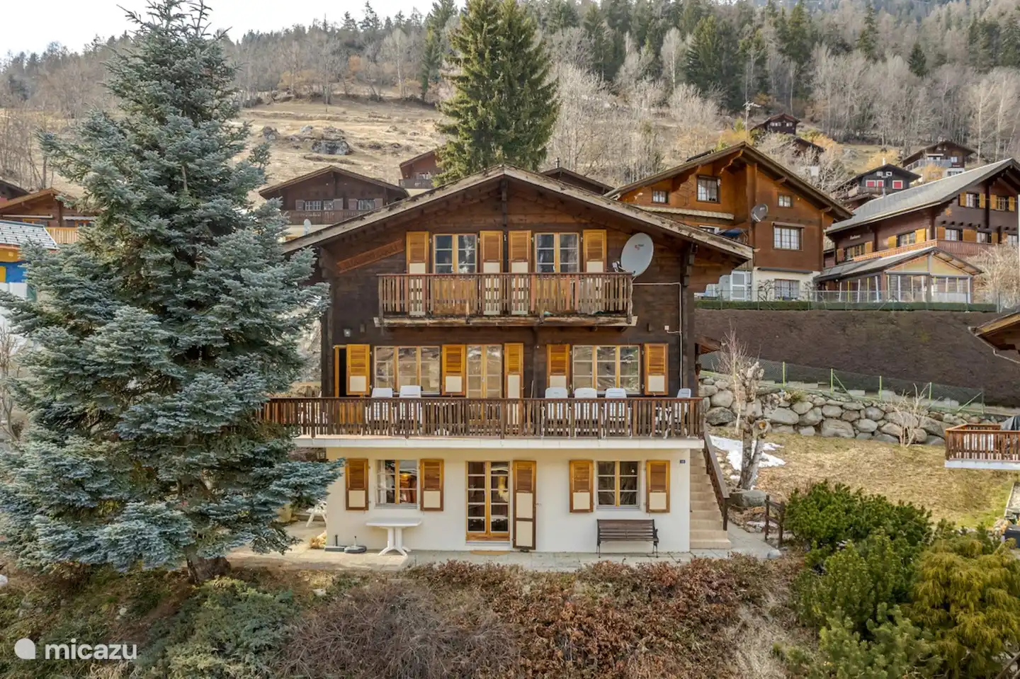 Le chalet est situé dans un endroit ensoleillé, avec vue sur le village de Fiesch, la chaîne sud des montagnes valaisannes et le village historique d'Ernen.