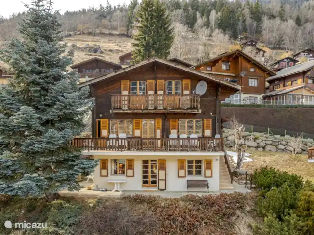 Wasserhügeli en Suiza, Valais, Fiesch - apartamento El chalet se encuentra en un lugar soleado, con vistas al pueblo de Fiesch, la cadena sur de las montañas de Valais y el pueblo histórico de Ernen.