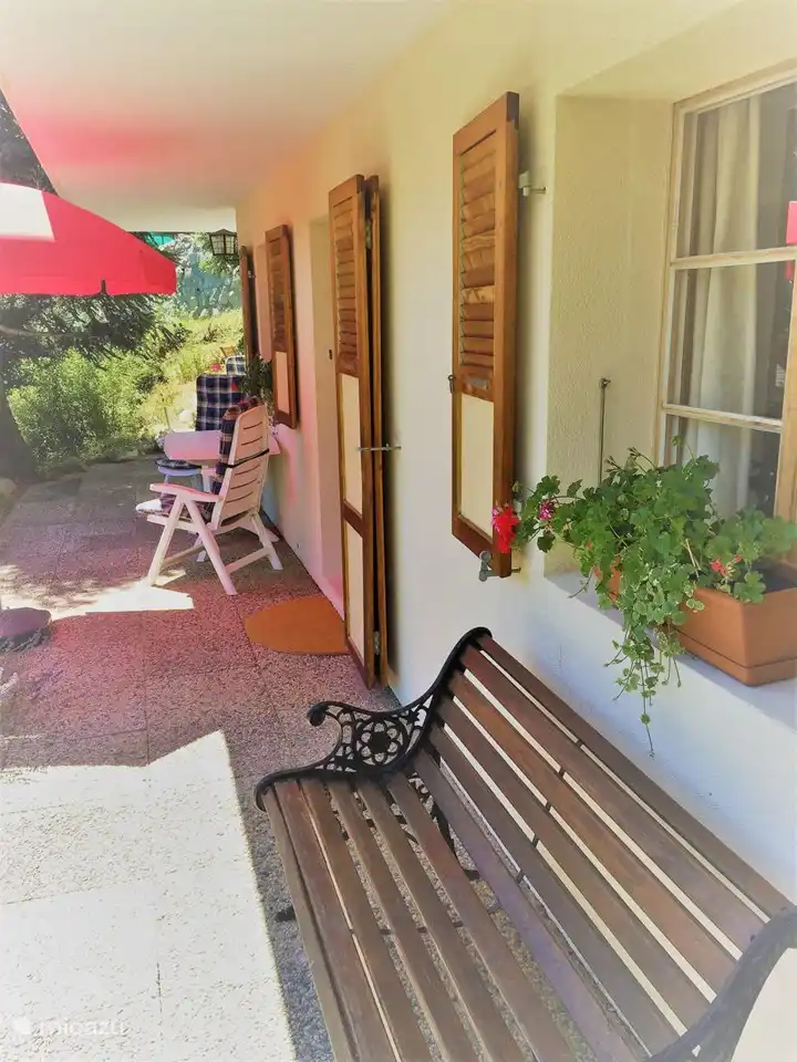 Le chalet est situé dans un endroit ensoleillé, avec vue sur le village de Fiesch, la chaîne sud des montagnes valaisannes et le village historique d'Ernen.