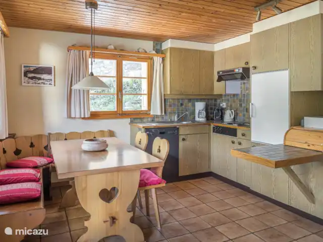 Wasserhügeli en Suiza, Valais, Fiesch - apartamento cocina abierta