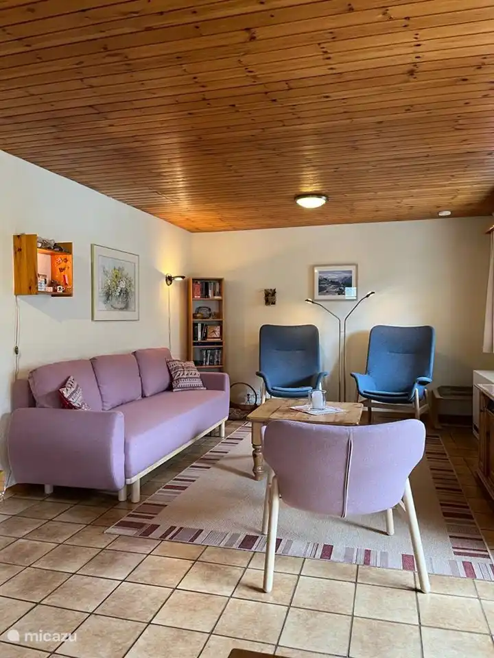 L'appartement se compose d'un salon-salle à manger avec une cuisine ouverte