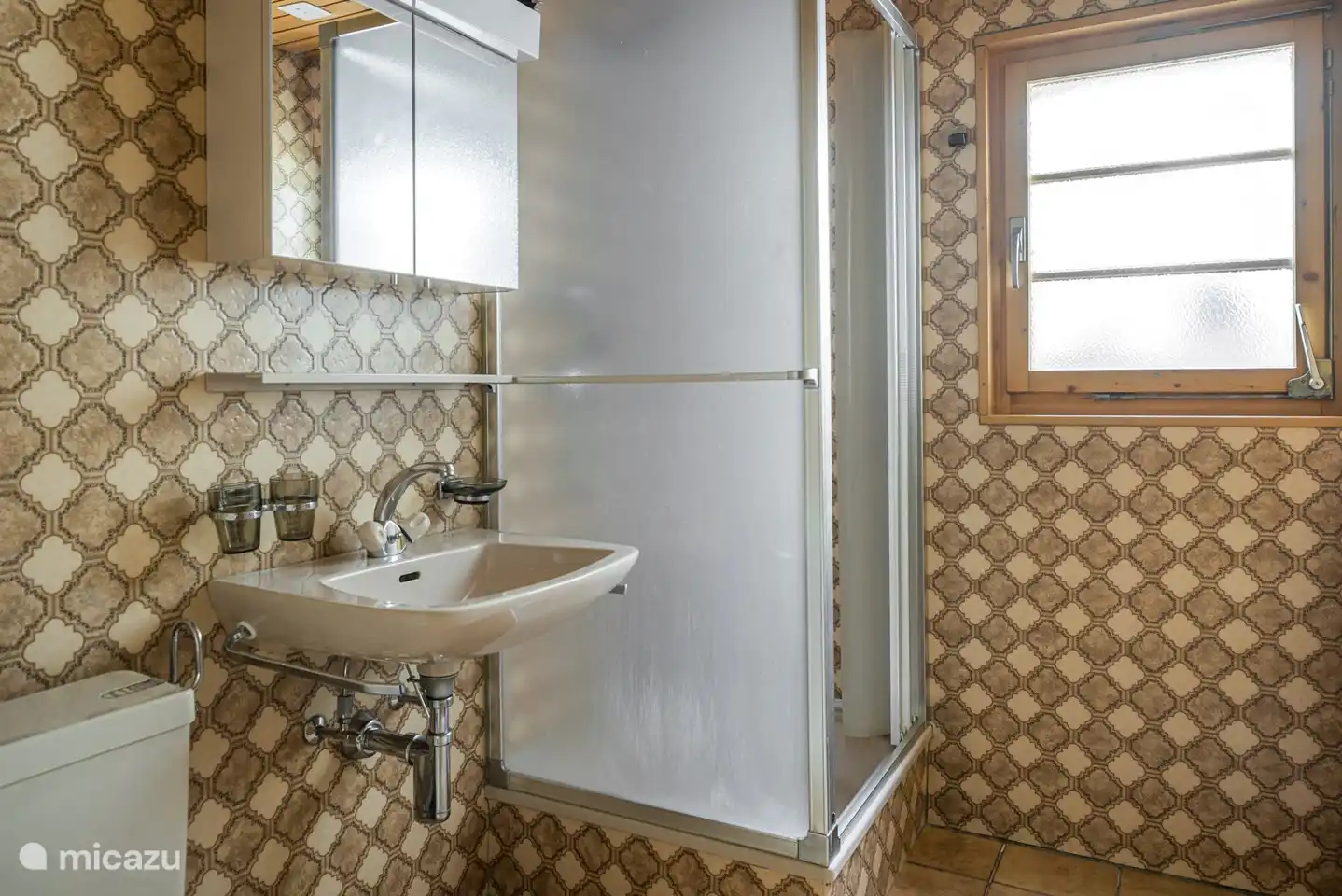 1 salle de bain avec lavabo, toilette et douche