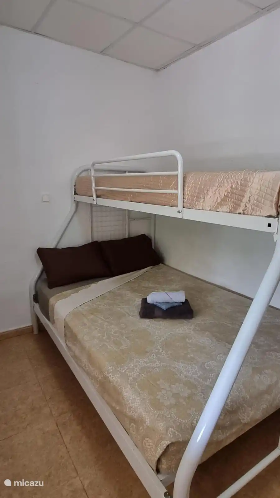 Slaapkamer met een driepersoonsbed