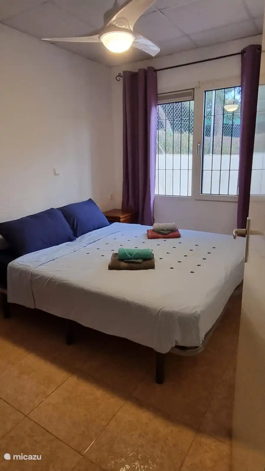 Ruime slaapkamer je kunt de bedden ook uitelkaar halen dan heb je 2 eenpersoonsbedden