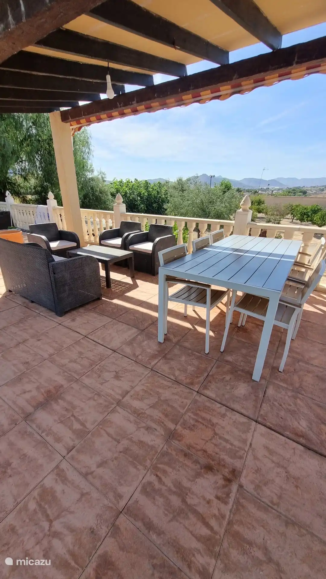En la piscina también existe la posibilidad de almorzar y disfrutar de las montañas.