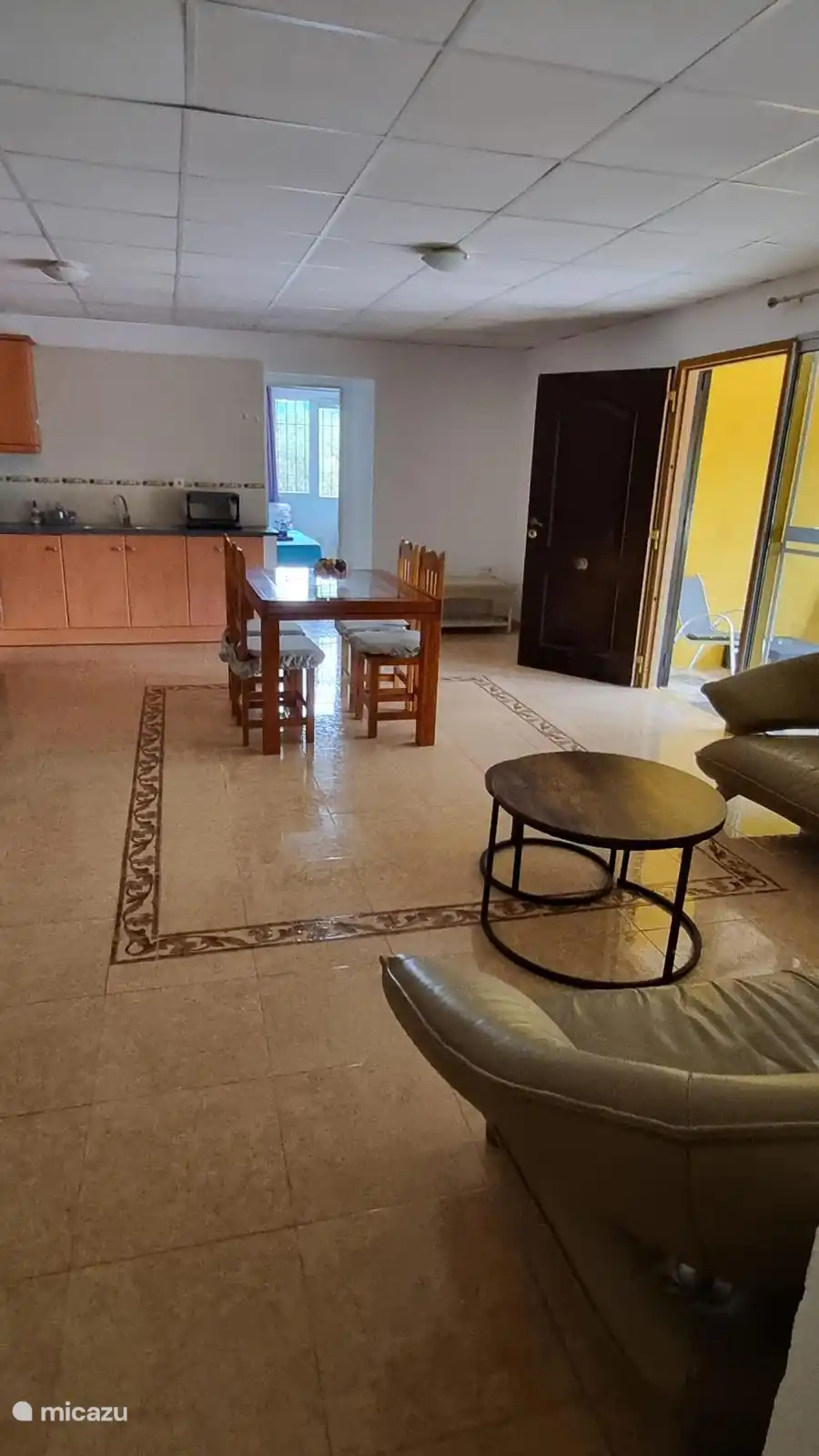 Woonkamer met keuken en kleine eettafel