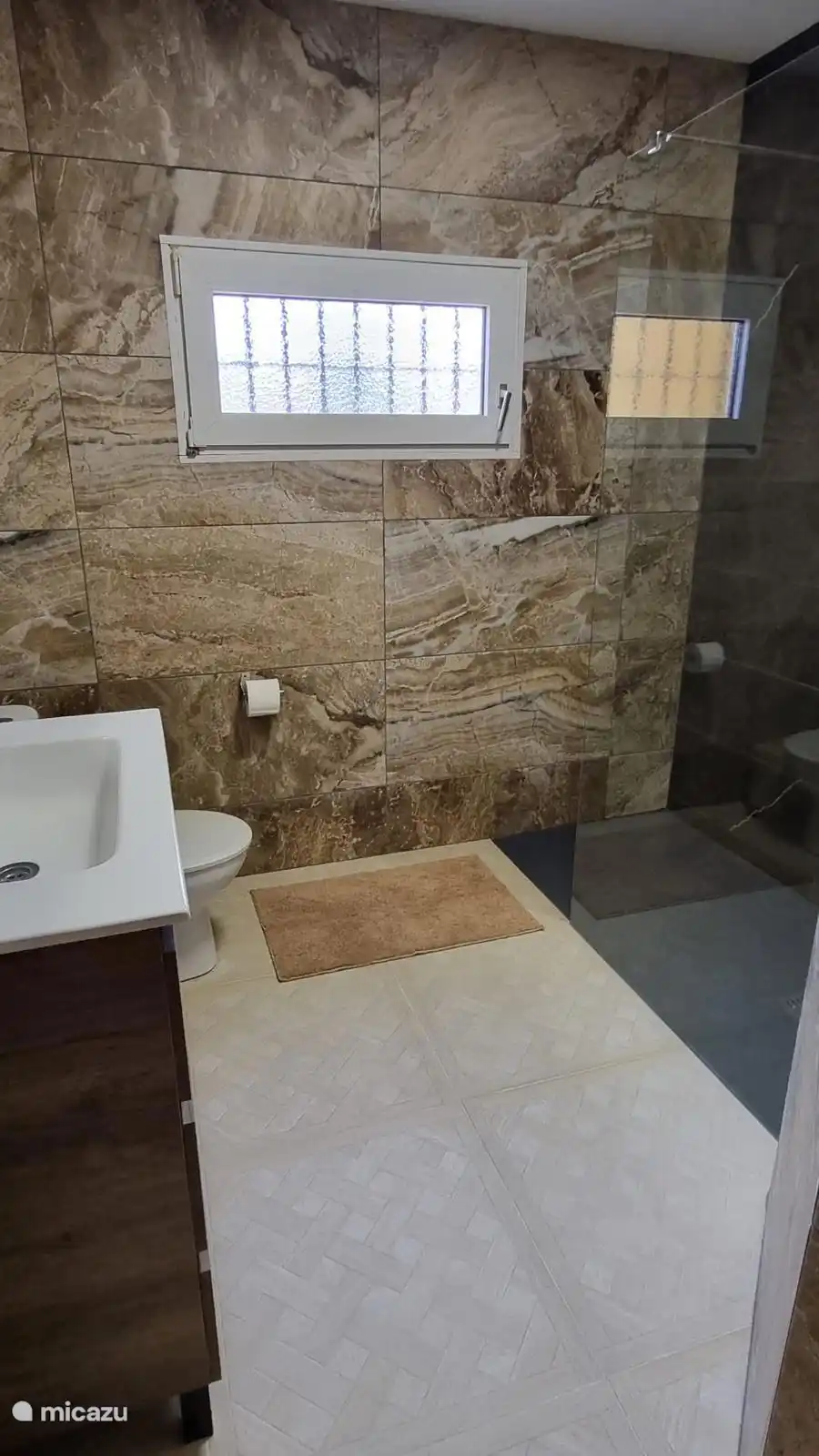 Ruime grotere badkamer