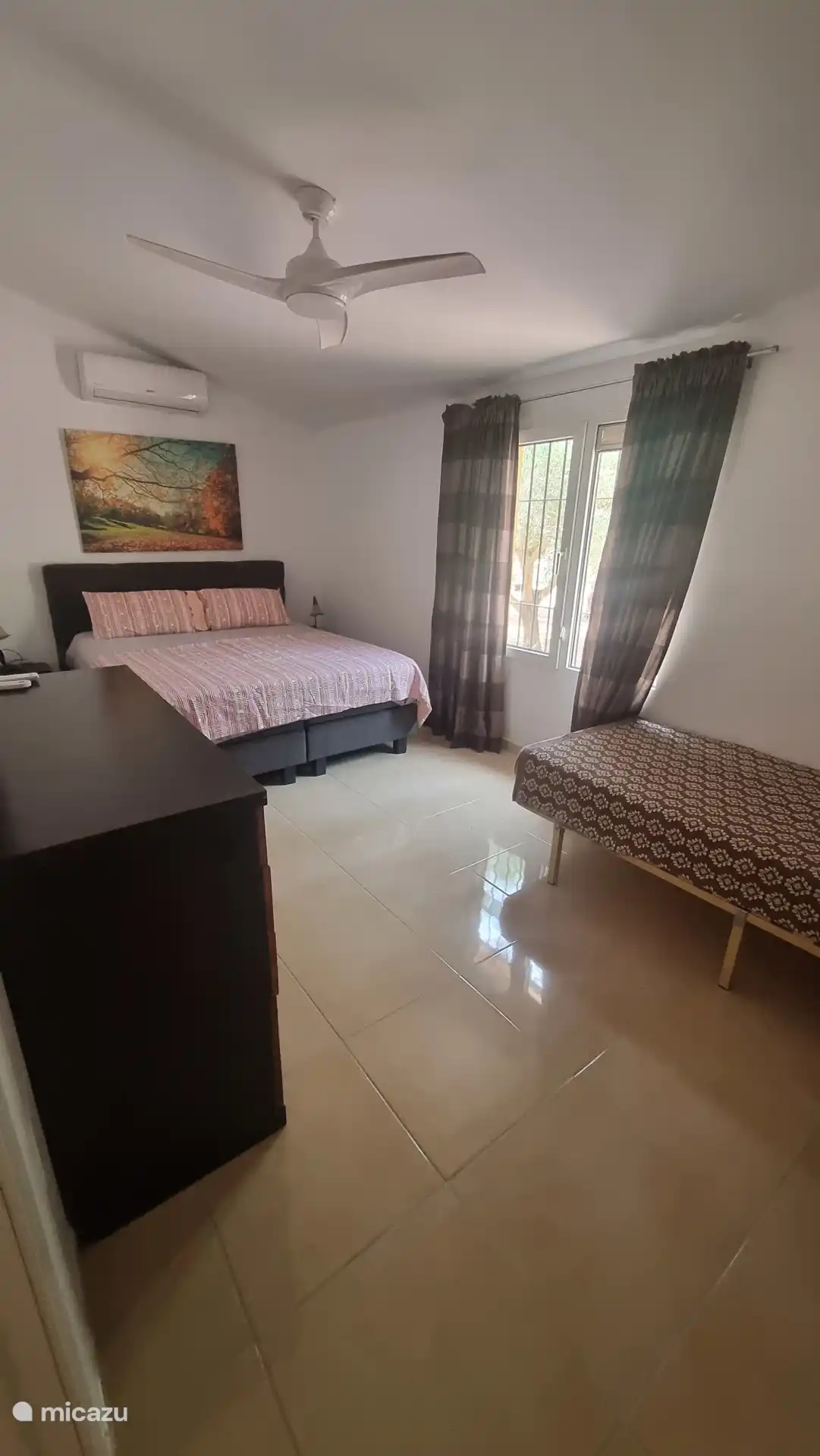 Dormitorio principal con una cama extra