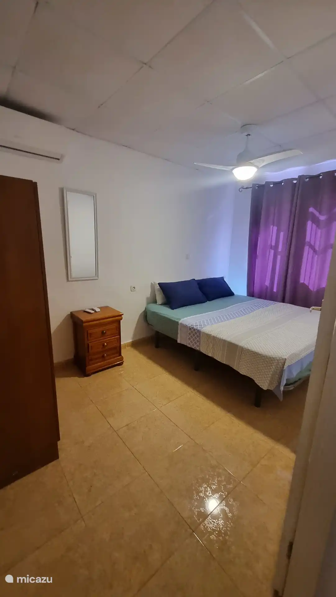 2 camas individuales separadas que también pueden combinarse en una cama doble