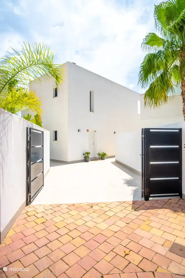 vor dem Haus + privater Parkplatz