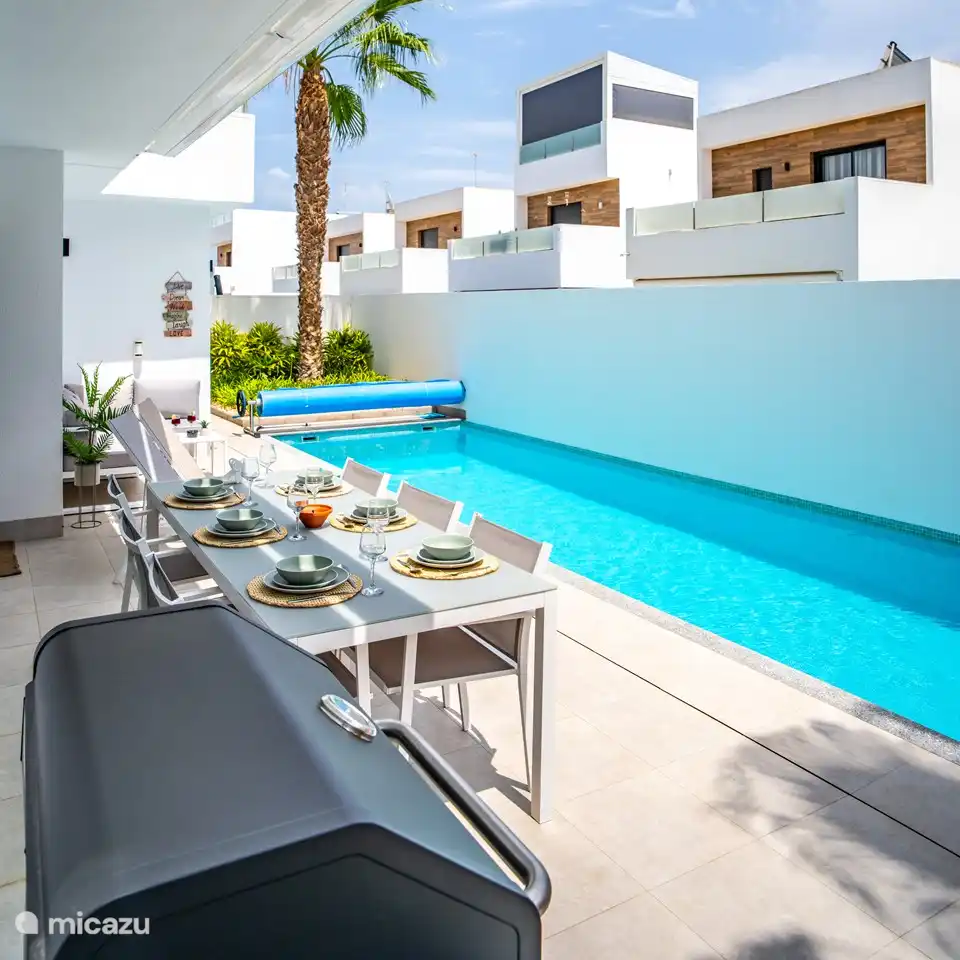 hintere Terrasse + Swimmingpool
