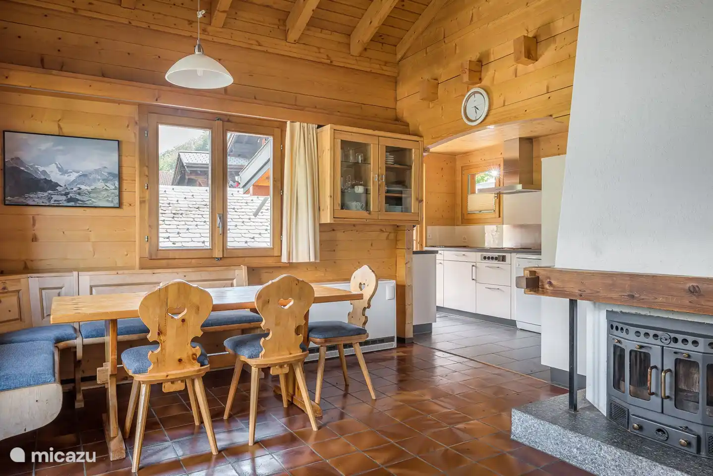 ruime woonkamer met open haard waarbij je kijkt op de dakbalken.