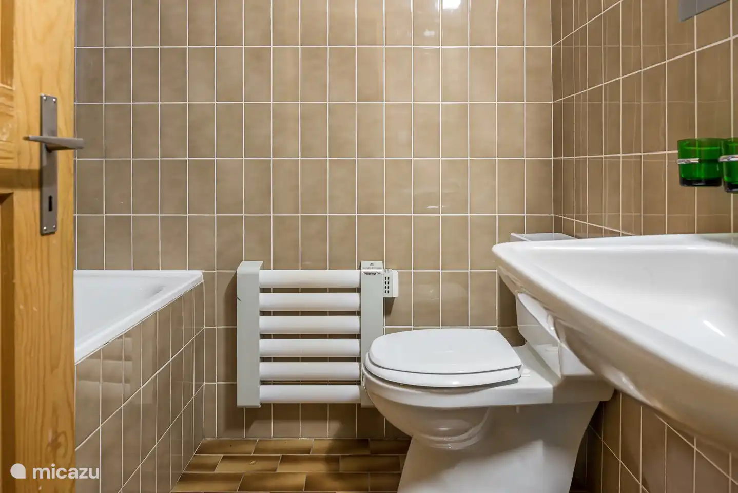 Badkamer 1x ligbad met wastafel en toilet