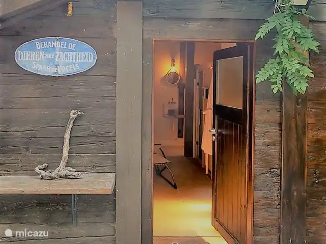 Trimka | Suisse, Valais, Fiesch - appartement A côté du chalet se trouve une grange valaisanne d'origine. Venez profiter de l'agréable espace bien-être (sauna finlandais spacieux, transats, WC, douche pluie, pédiluve froid).
