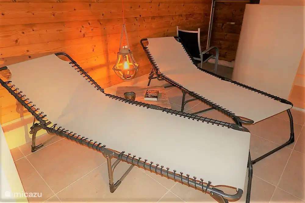 Naast het chalet staat een originele Walliser schuur. Kom genieten van de sfeervolle wellnessruimte (ruime Finse sauna, ligbedden, toilet, regendouche, koud voetenbad).